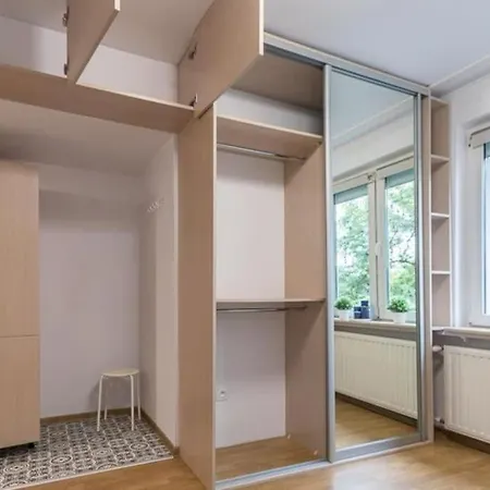 מלון Aleja Prymasa Tysiaclecia 139/143 *