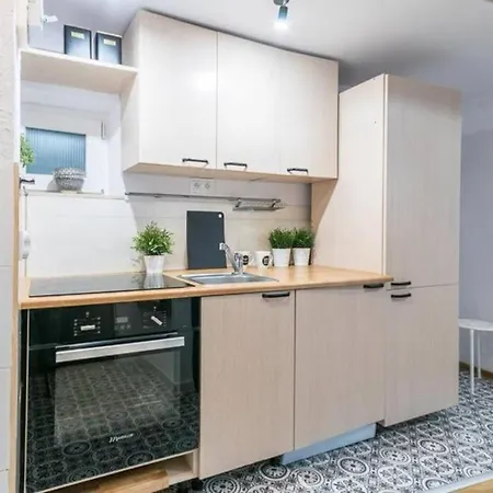 Aleja Prymasa Tysiaclecia 139/143 Hotel *