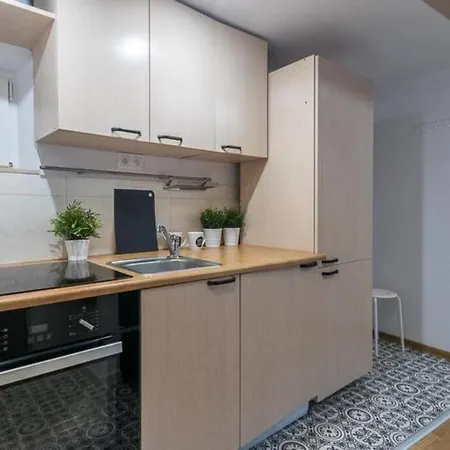 Aleja Prymasa Tysiaclecia 139/143 *